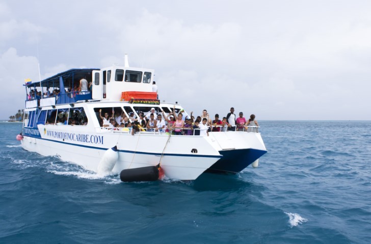 Tour Bahía San Andrés en Catamarán Tritón Atardecer en el mar de los